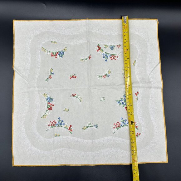 Vintage Tablecloth and 8 Napkin Set Round Flowers Scalloped Edge Floral Spring - Picture 9 of 10